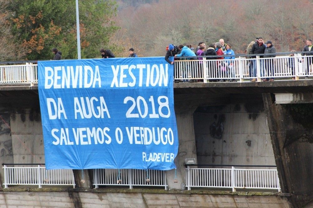 Pladever descuelga una pancarta reivindicativa en el embalse de Eiras