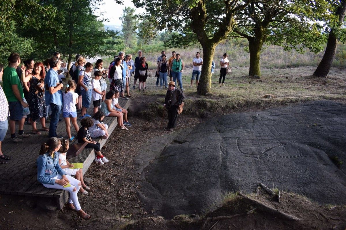 Visitantes en el Parque Arqueológico da arte Rupestre de Campo Lameiro