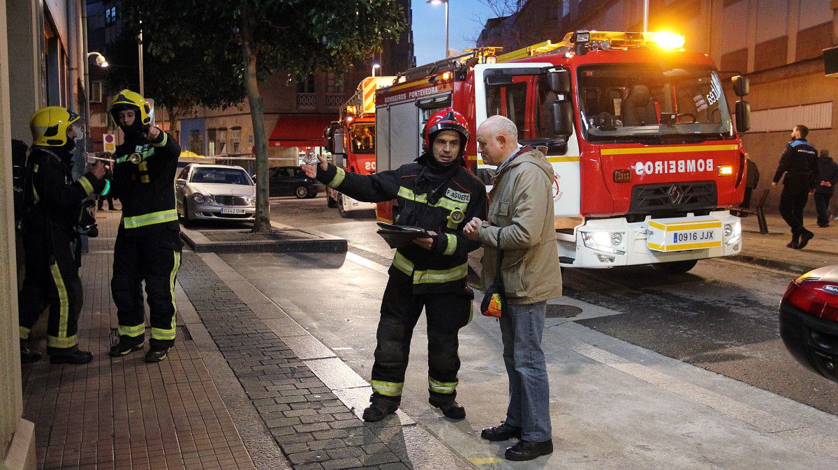 Intervención de la Policía Local y los bomberos en la calle Joaquín Costa