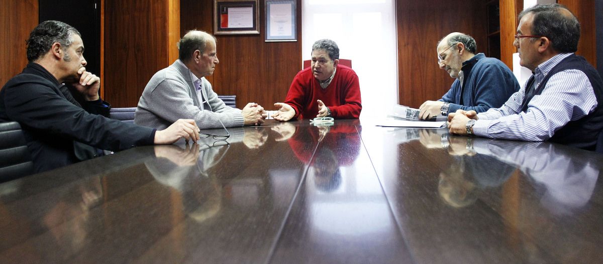 Reunión de la directiva del Club Naval con el alcalde de Pontevedra, Miguel Anxo Fernández Lores