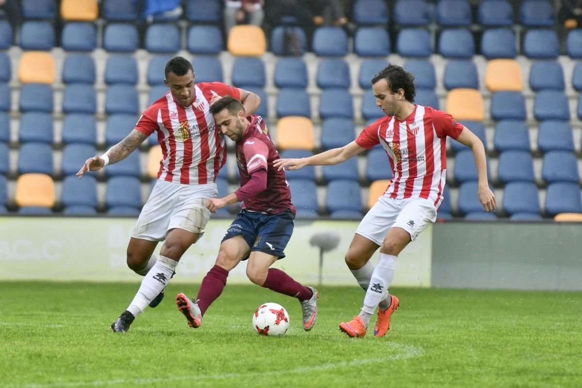 Carlos López 'Charly' (derecha) en el partido entre Pontevedra y Cerceda en Pasarón de la temporada 17-18