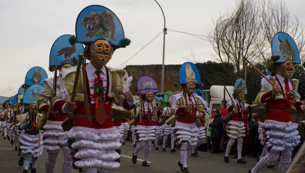 Desfile de Os cigarróns en Verín