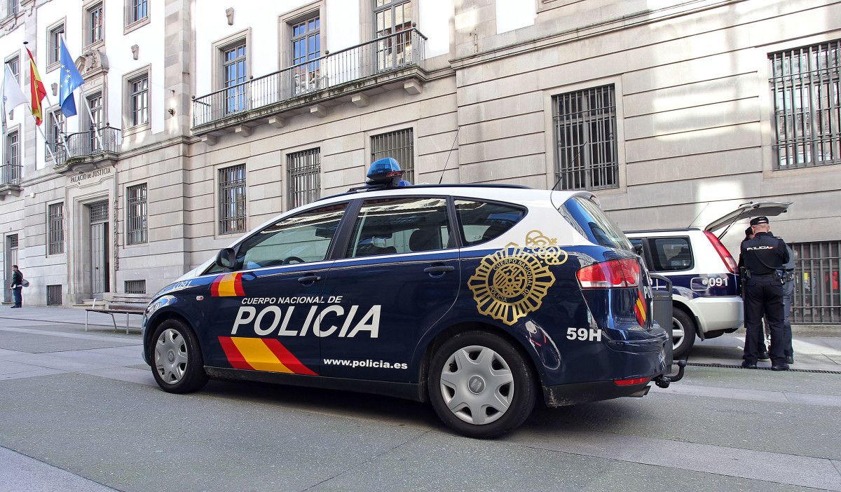 Vehículo de la Policía Nacional ante la Audiencia Provincial de Pontevedra