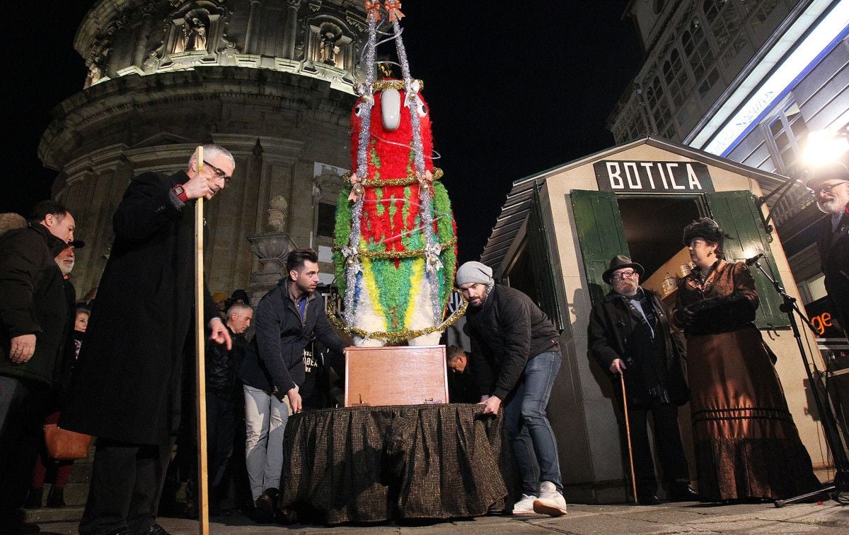 Ravachol se viste de árbol de Navidad para criticar al "aforrica" de Lores