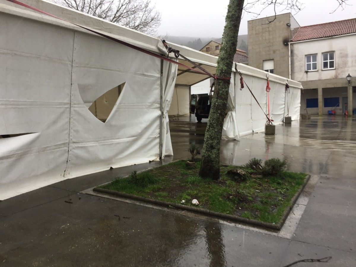 Destrozos en las lonas de la carpa de la Alameda