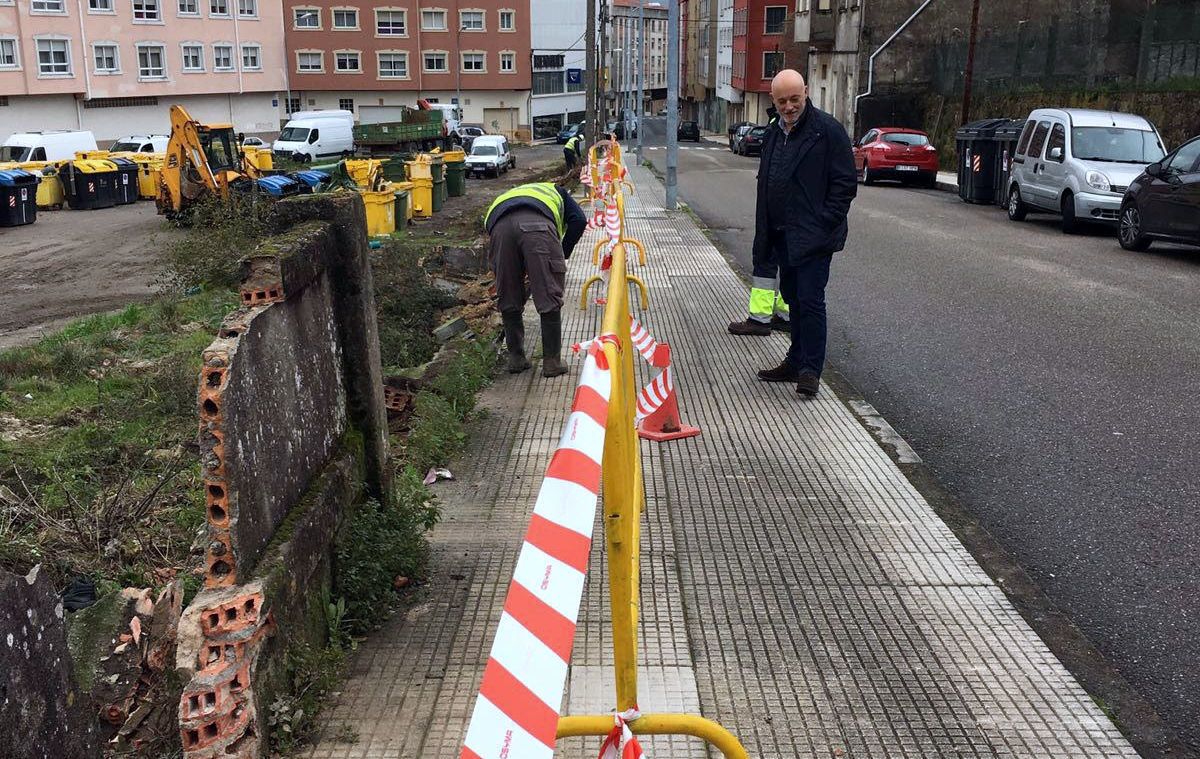 Reconstrucción del muro de la calle República Argentina, en Marín