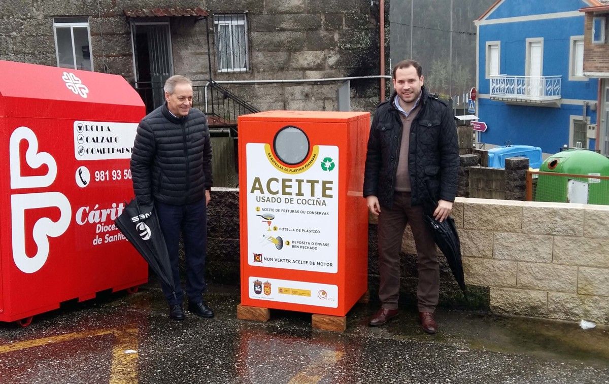 José Balseiros y Jorge Cubela ante un depósito de reciclaje de aceite usado