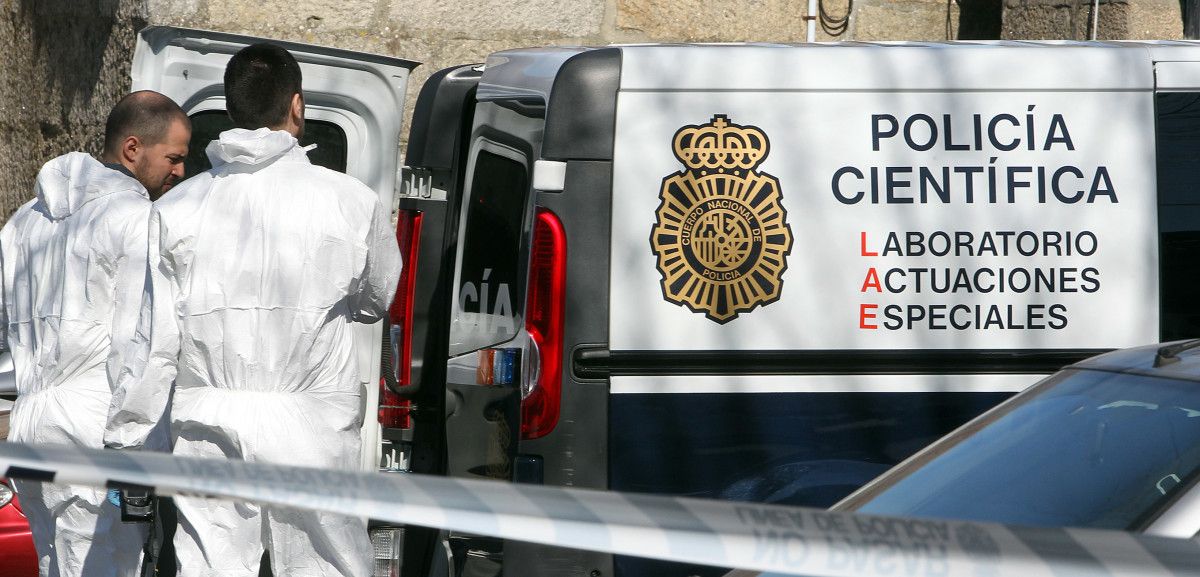 Vehículo del laboratorio de actuaciones especiales de la Policía Científica en San Mauro