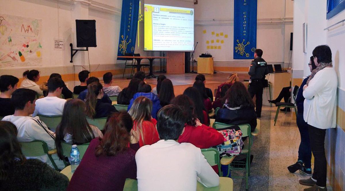 Charla do Plan Director da Garda Civil no instituto de Ponte Caldelas