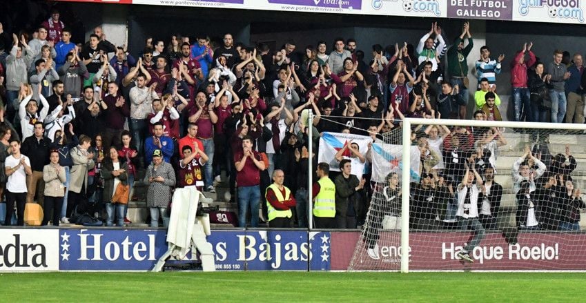 Banderas independentistas gallegas en un partido en el Estadio Municipal de Pasarón (archivo)