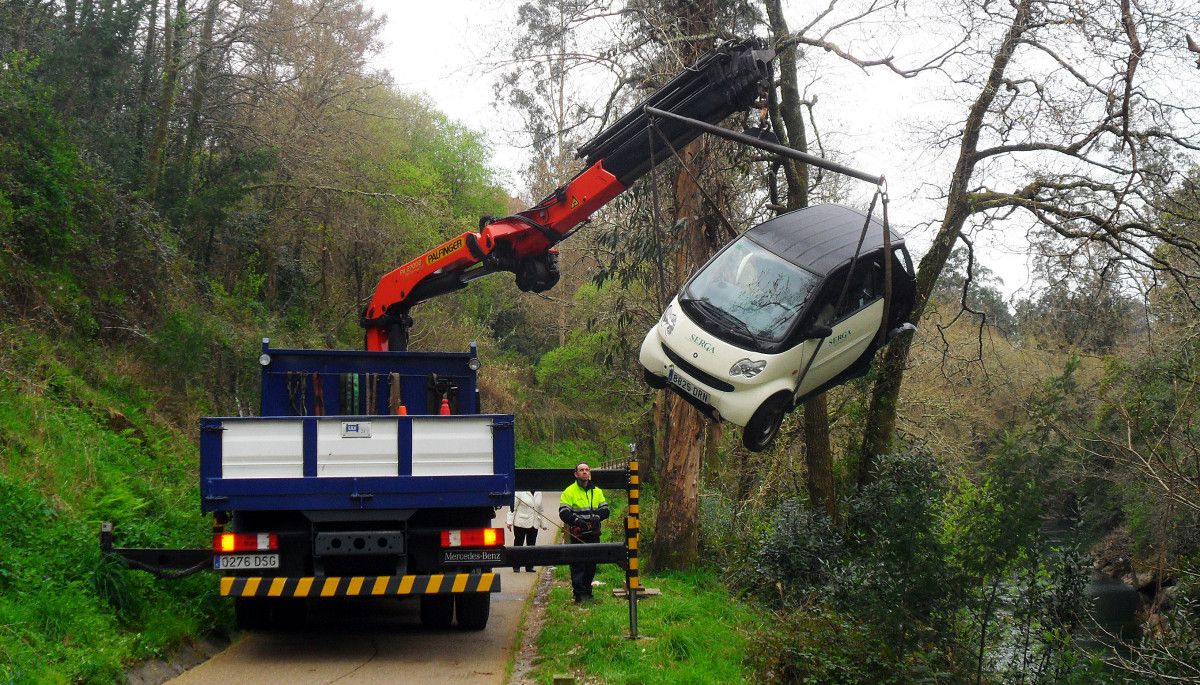 El coche cayó sobre unas rocas en el lecho del río Lérez