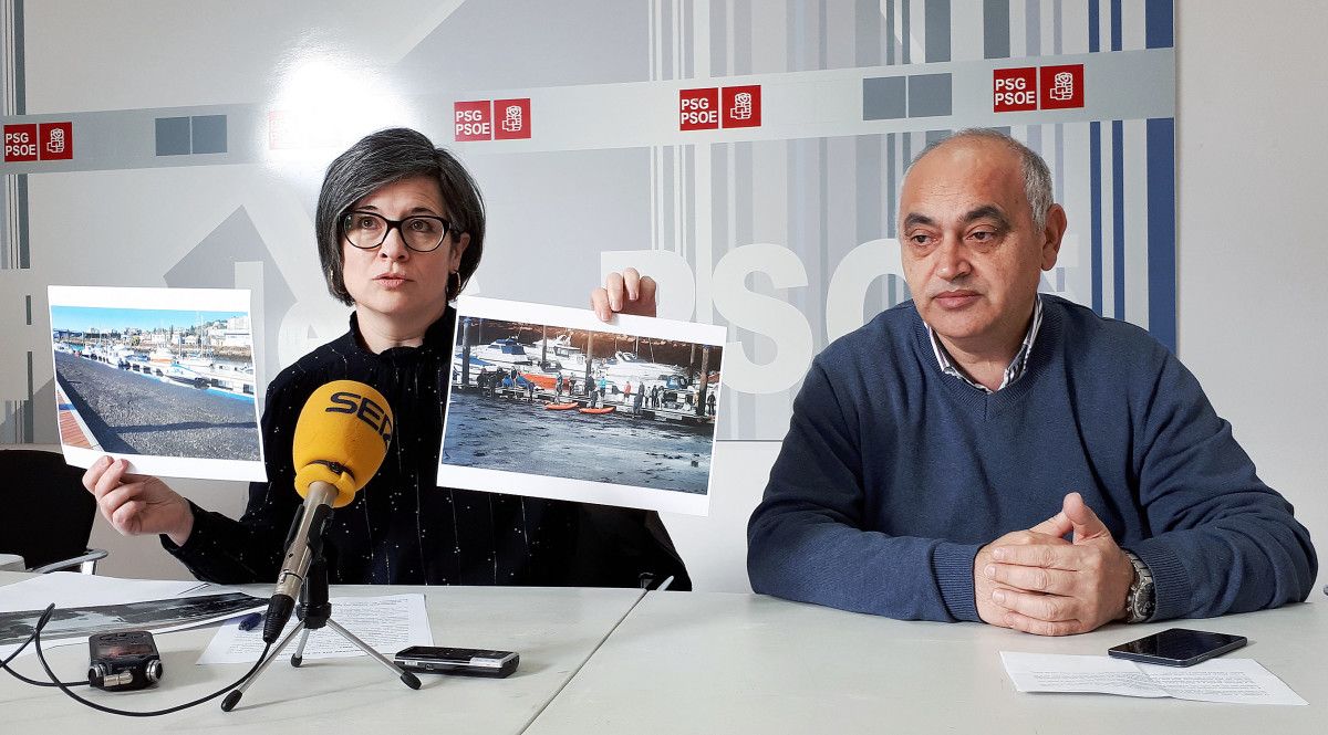 Patricia Vilán y Tino Fernández, del PSOE, muestran como el lodo está cegando la ría