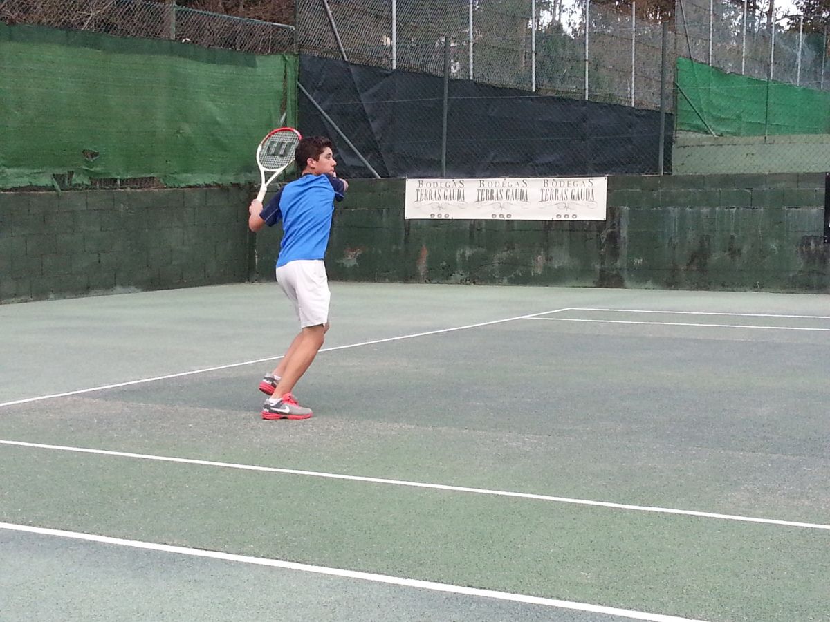 El jugador Pablo Ozores durante el Campeonato Gallego Cadete de Tenis