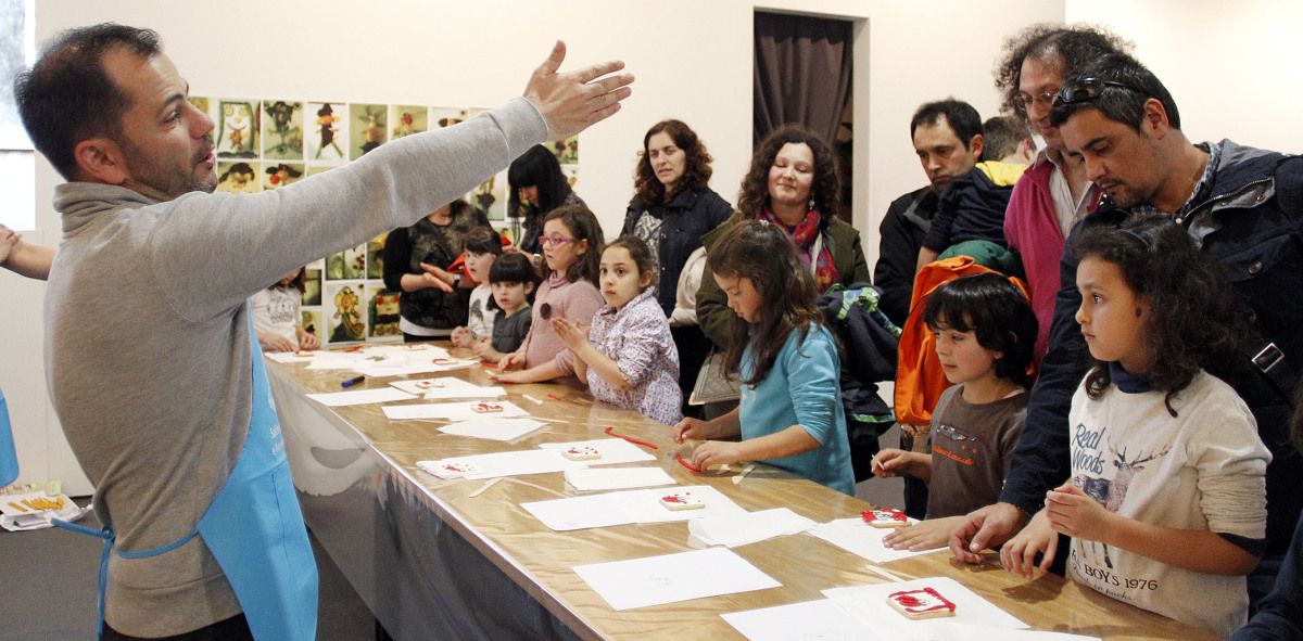 Taller de decoración de galletas con 'Megatoxos' de Anxo Fariña en el Salón do Libro Infantil e Xuvenil 2014