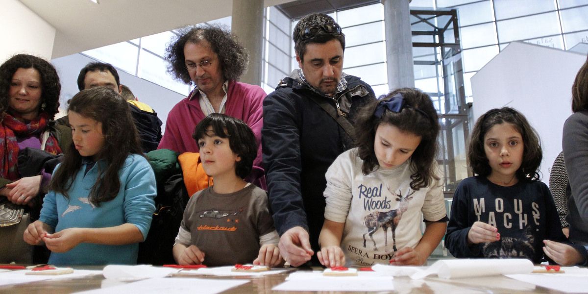 Taller de decoración de galletas con 'Megatoxos' de Anxo Fariña en el Salón do Libro Infantil e Xuvenil 2014