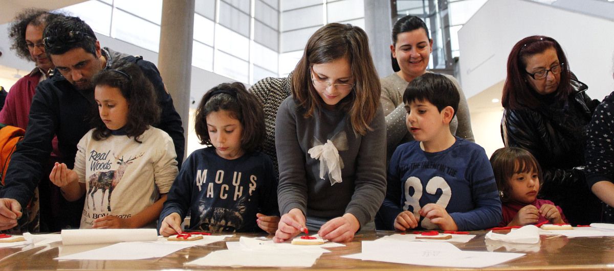 Taller de decoración de galletas con 'Megatoxos' de Anxo Fariña en el Salón do Libro Infantil e Xuvenil 2014