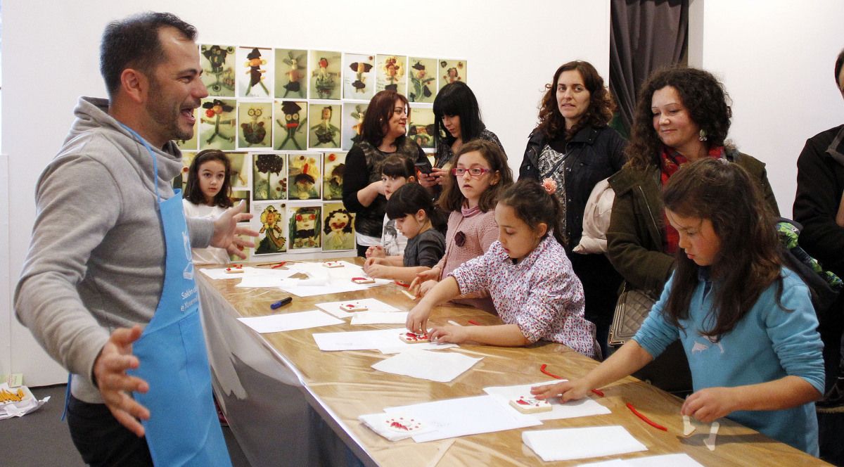 Taller de decoración de galletas con 'Megatoxos' de Anxo Fariña en el Salón do Libro Infantil e Xuvenil 2014