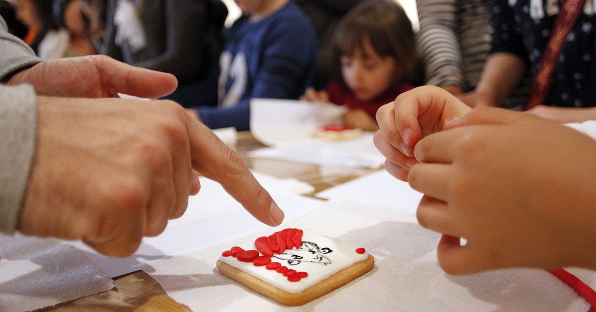 Taller de decoración de galletas con 'Megatoxos' de Anxo Fariña en el Salón do Libro Infantil e Xuvenil 2014