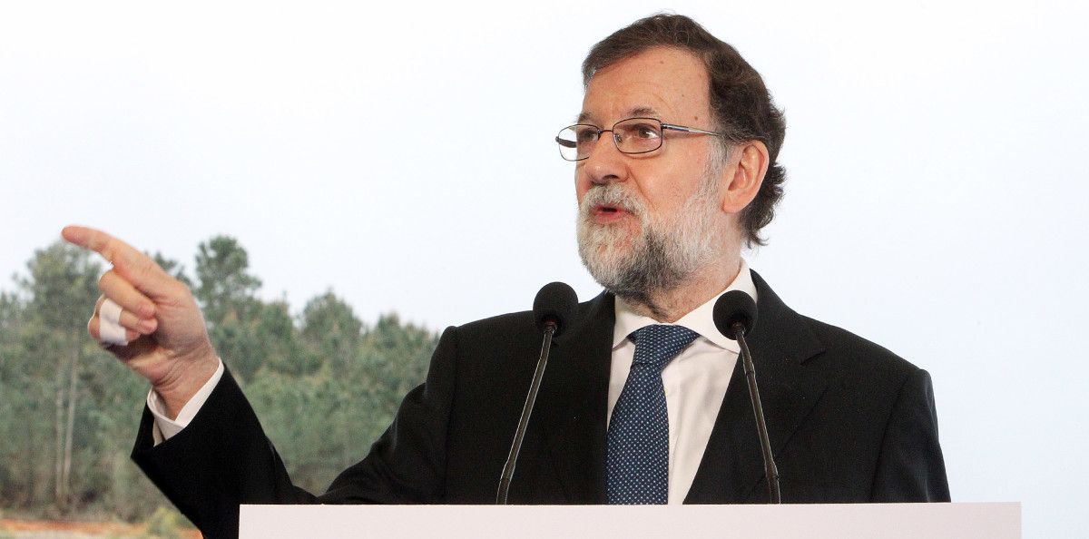 Mariano Rajoy, con dos dedos vendados, en la visita a las obras de la A-57