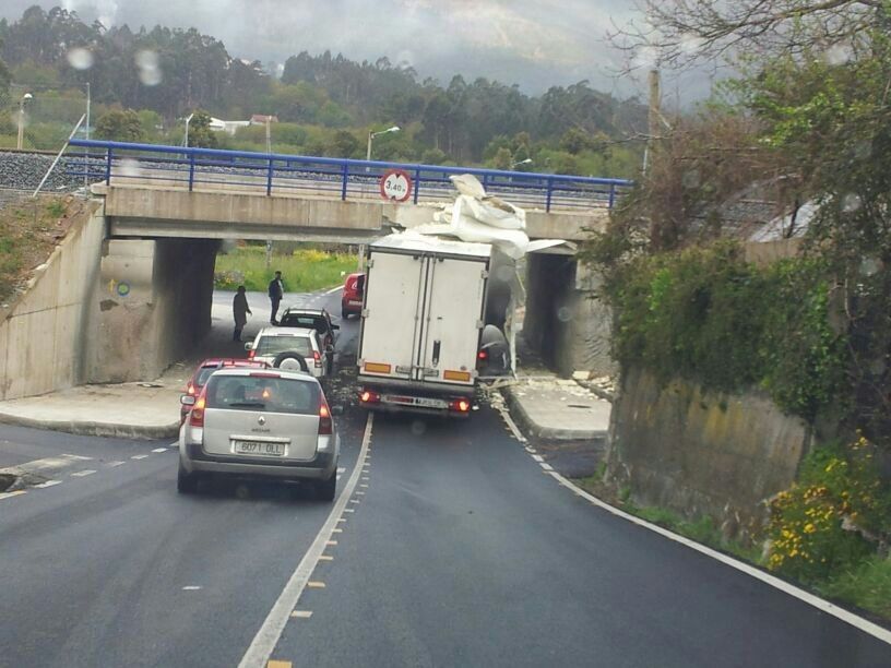 Camión accidentado na ponte de San Caetano, Alba