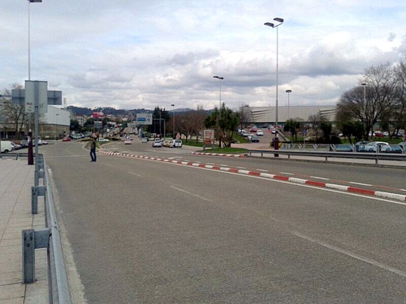 Un peatón cruza en el Puente de Santiago