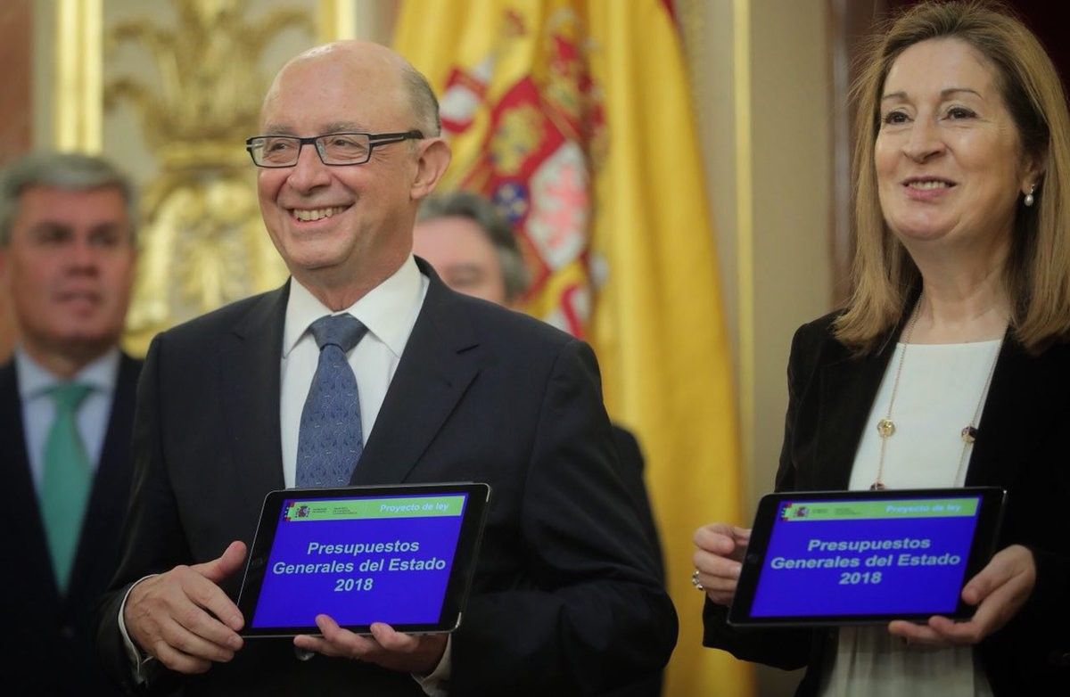 Cristóbal Montoro entrega el proyecto de PGE 2018 a Ana Pastor