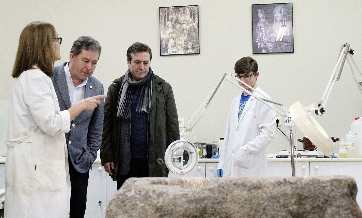 Visita de Fernández Lores y Bará a la Escola de Conservación e Restauración