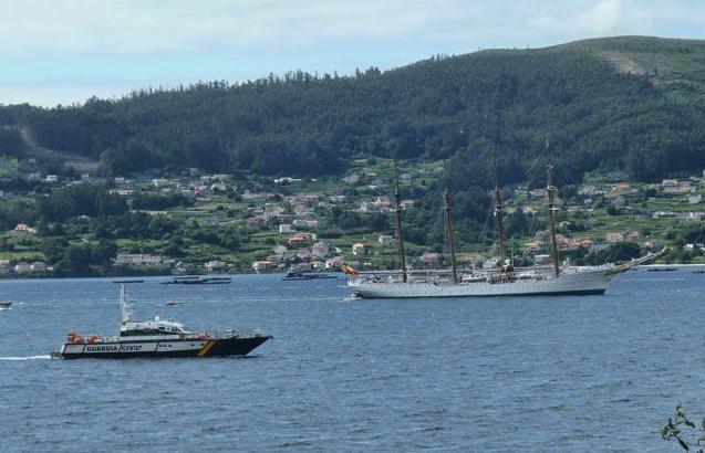 Patrullera de la Guardia Civil en la ría de Pontevedra junto al Elcano