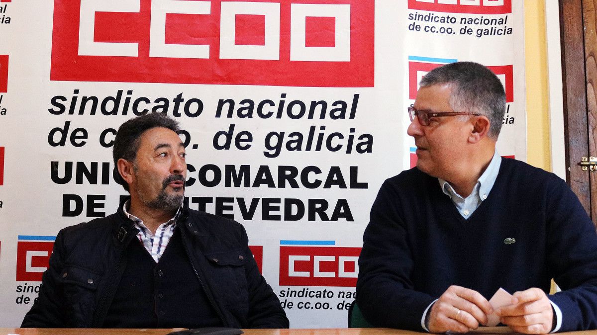 José Ramón Piñeiro, secretario de la Unión Comarcal de Pontevedra (izquierda) durante la rueda de prensa en la sede de Comisiones Obreras