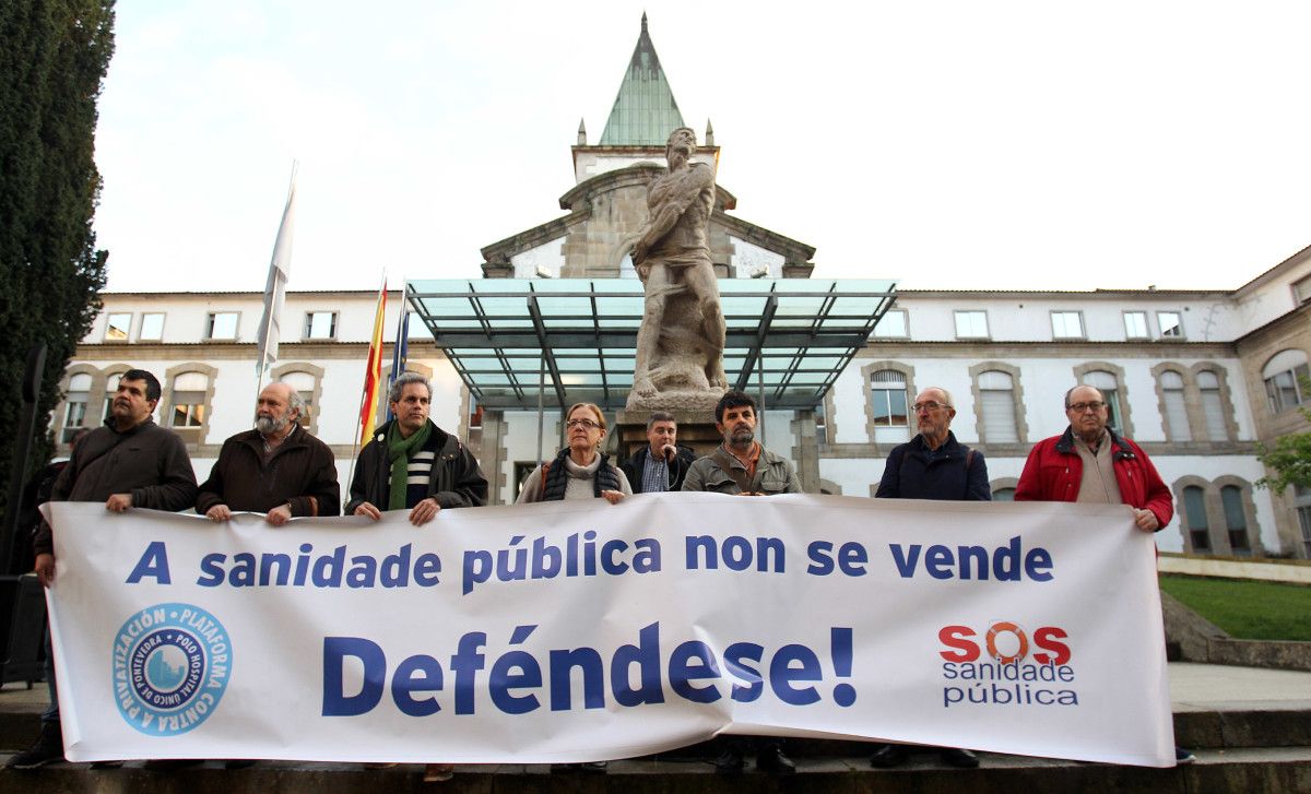 Concentración de SOS Sanidade Pública ante o Provincial