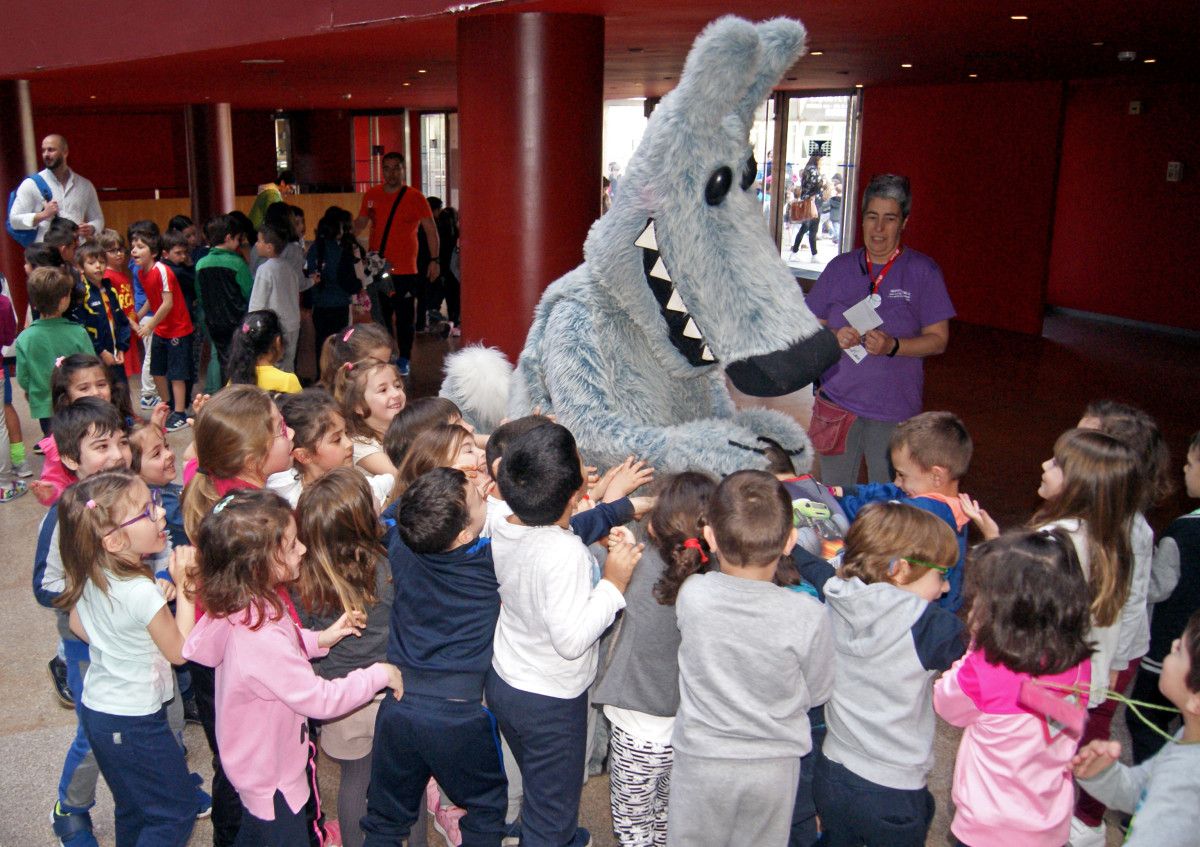 Orbil, o lobo do Salón do Libro, saiu a saudar aos nenos ao acabar a función