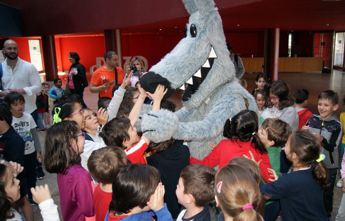 Orbil, el lobo del Salón do Libro, salió a saludar a los niños al acabar la función