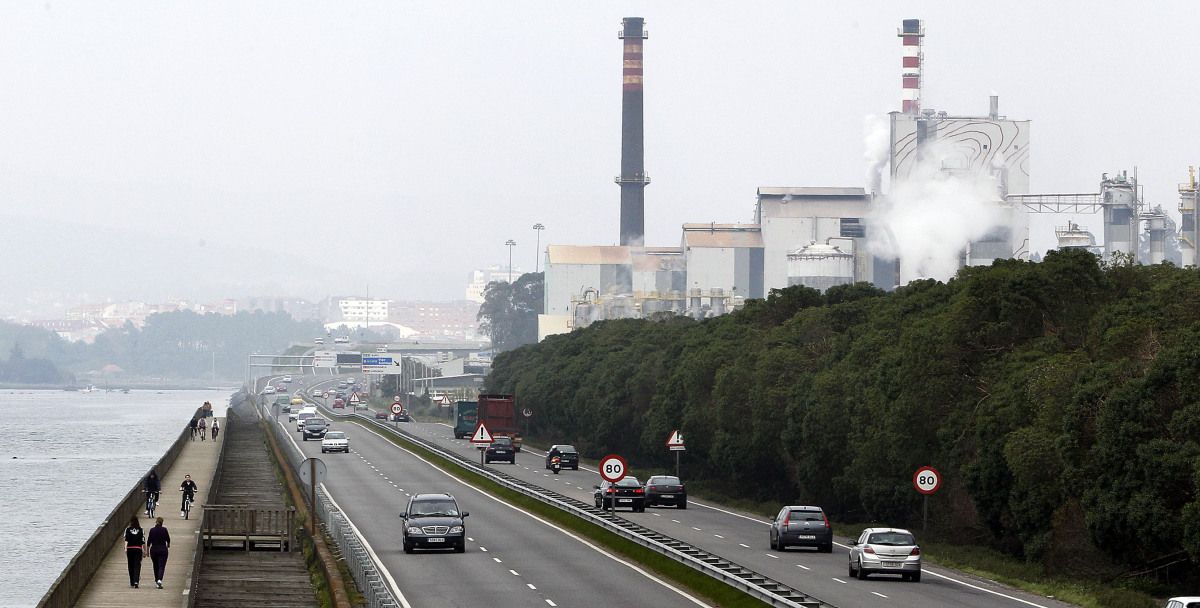 Fábrica de Ence vista desde la autovía de Marín