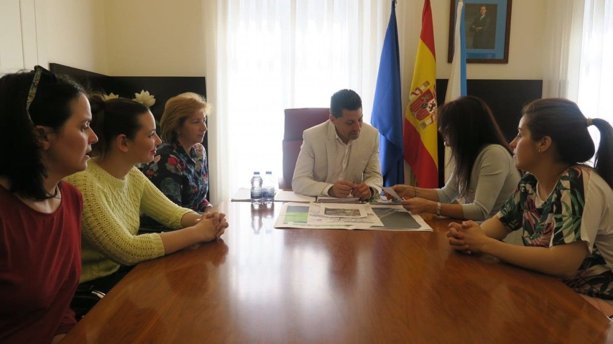 Representantes de Amavo con el alcalde de Ponte Caldelas