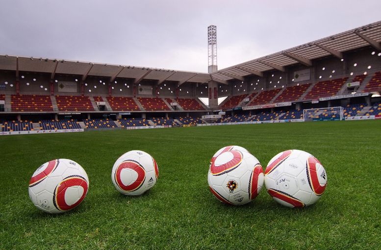 Balones de fútbol en el estadio de Pasarón