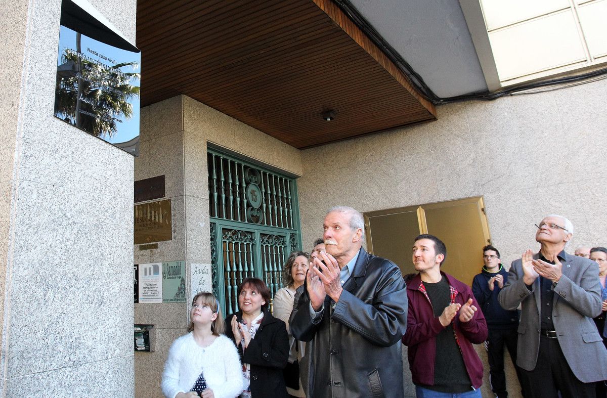 Inauguración de la placa que recuerda la María  Victoria Moreno en su casa de la avenida de Vigo