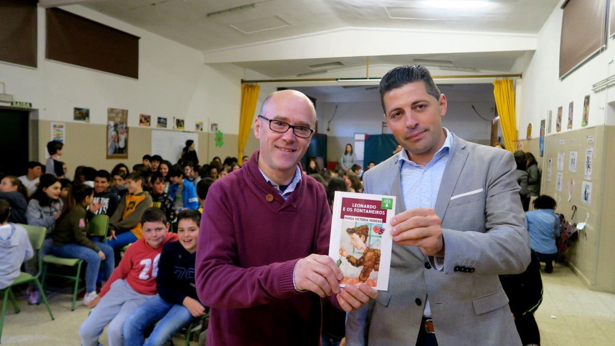 Representación de "Leonardo e os fontaneiros" de María Victoria Moreno, en el colegio Cordo Boullosa de Ponte Caldelas