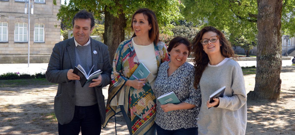 Luís Bará, Montse Fajardo, Begoña Llácer y Sara Estévez, con ejemplares de 'O escalón de Ulises'