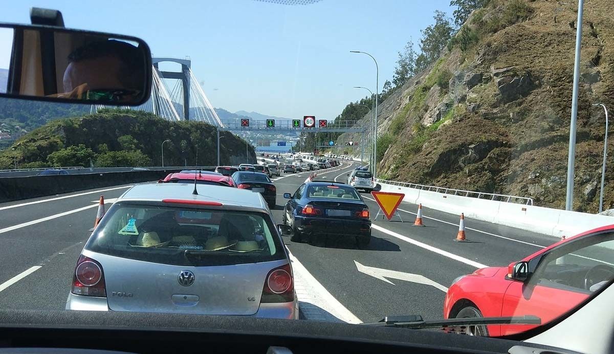 Atasco en Rande por obras en el puente