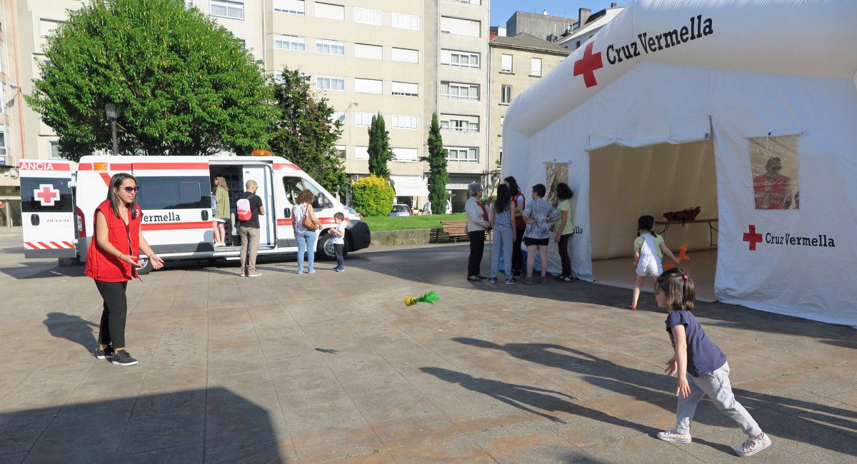 Actividades organizadas por la Cruz Roja en la Plaza de Barcelos para conmemorar el Día Mundial de la Cruz Roja