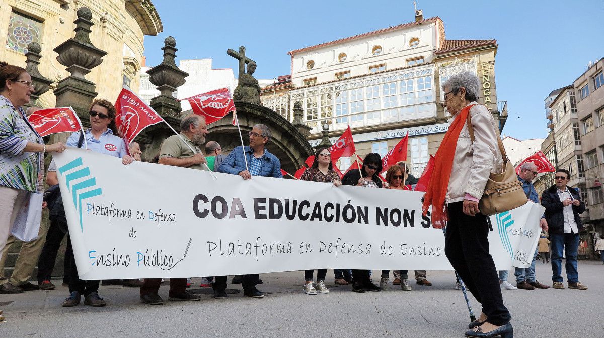 Concentración en la plaza de la Peregrina por la Defensa de la Enseñanza Pública