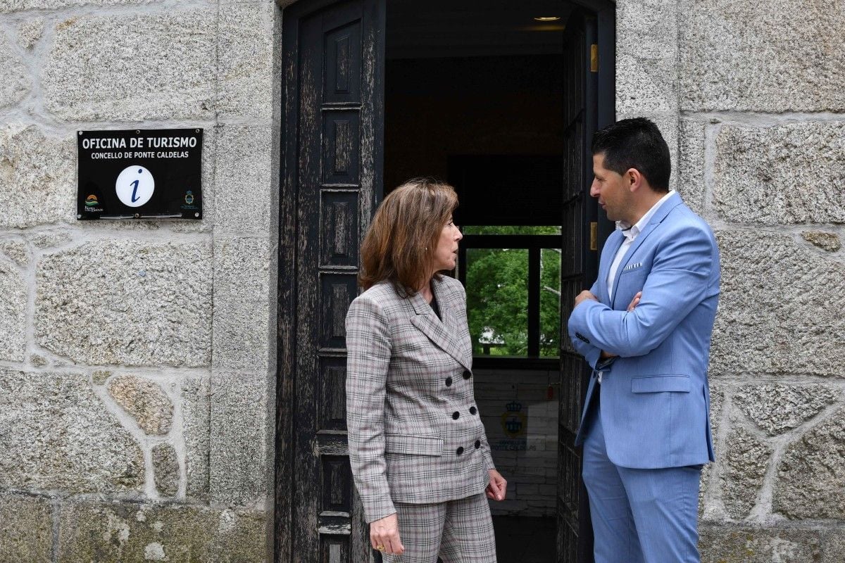 Andrés Díaz y Cristina Rollán ante la nueva sede del Registro de la Propiedad