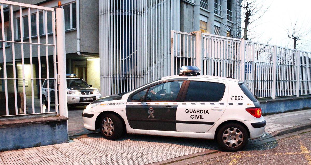 Agentes de la Guardia Civil en los Juzgados de A Parda