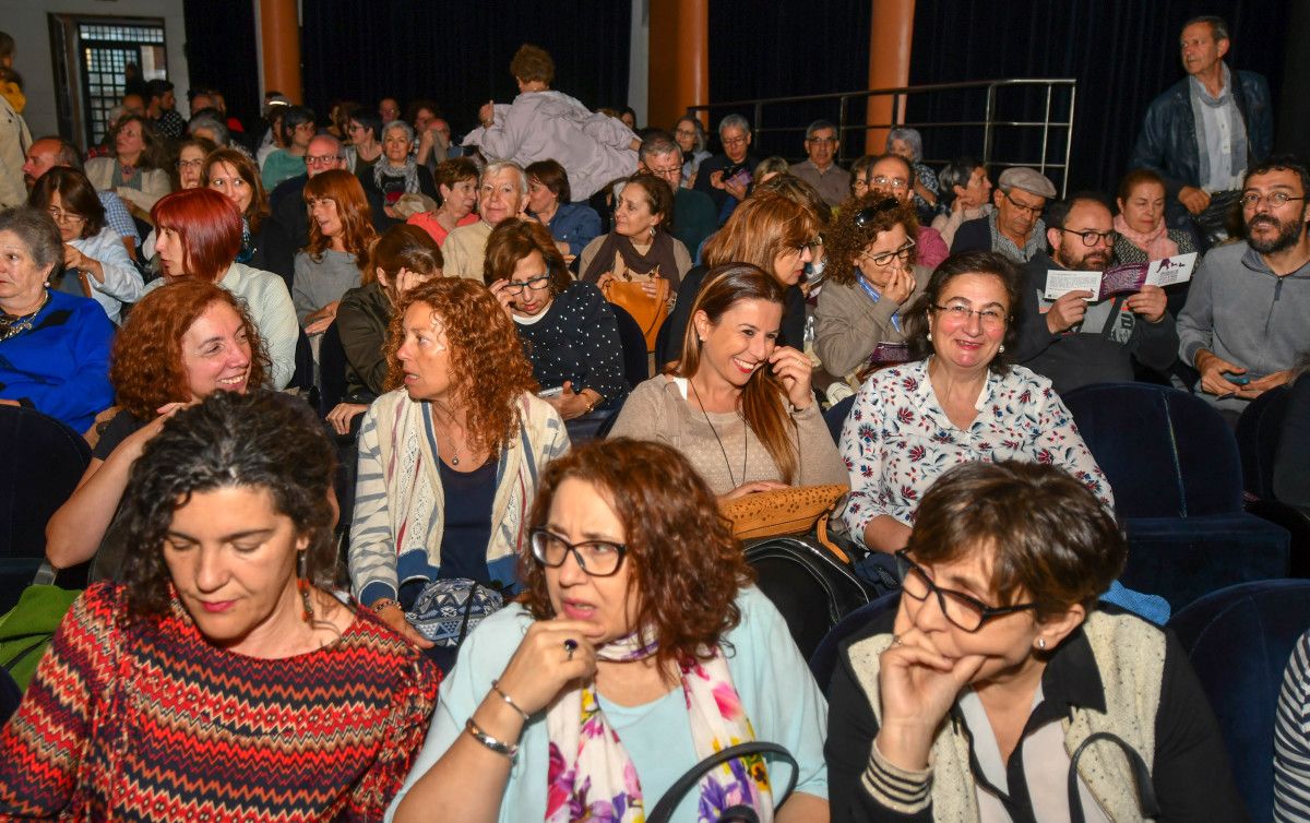 'Señora que pasea pola rúa con dous cans preciosos', de Matrioshka Teatro