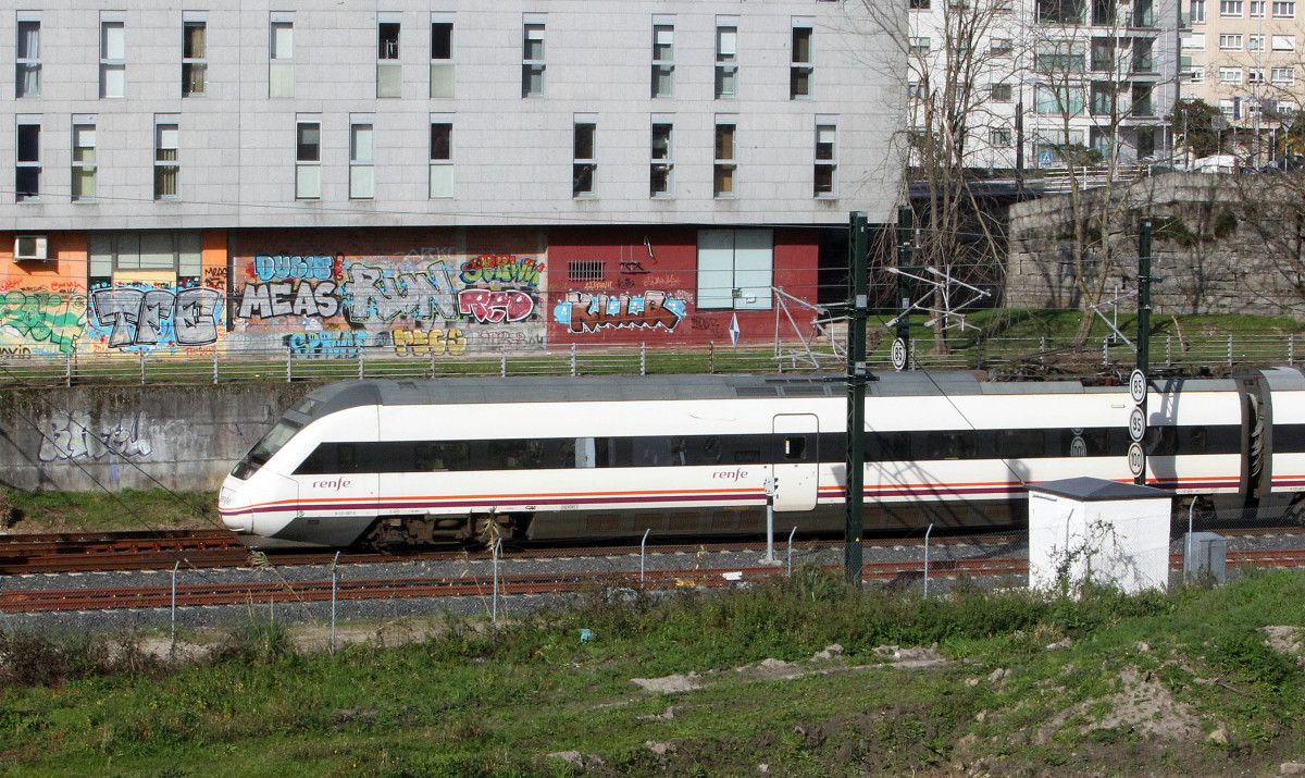 Tren en las proximidades de la estación de Pontevedra