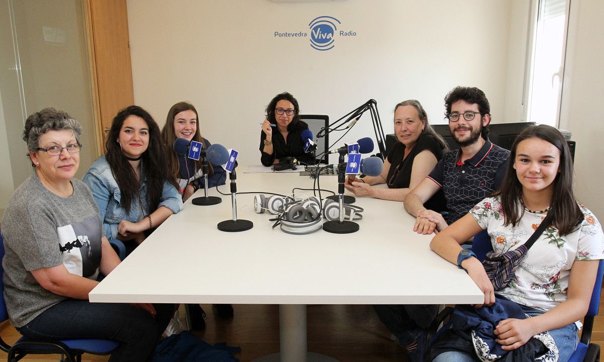 Alumnas y profesores del IES Xunqueira I en las Conversas na Ferrería de PontevedraViva Radio