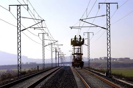 Trabajo en el tendido eléctrico de la línea ferroviaria