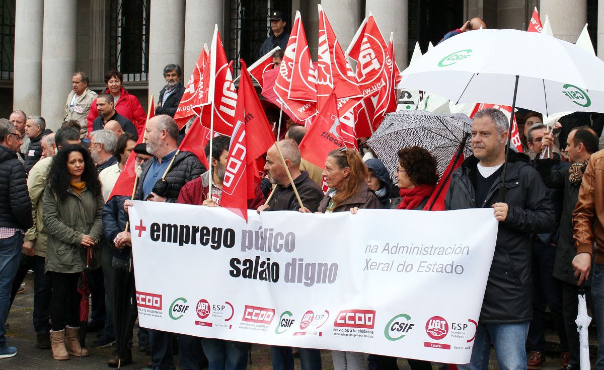 Concentración de CSIF, UGT e Comisións Obreiras, ante a Subdelegación do Goberno