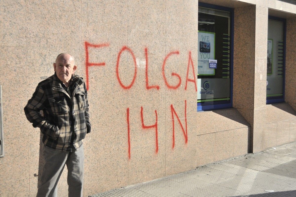 Pontevedra amaneceu con pintadas contra a folga