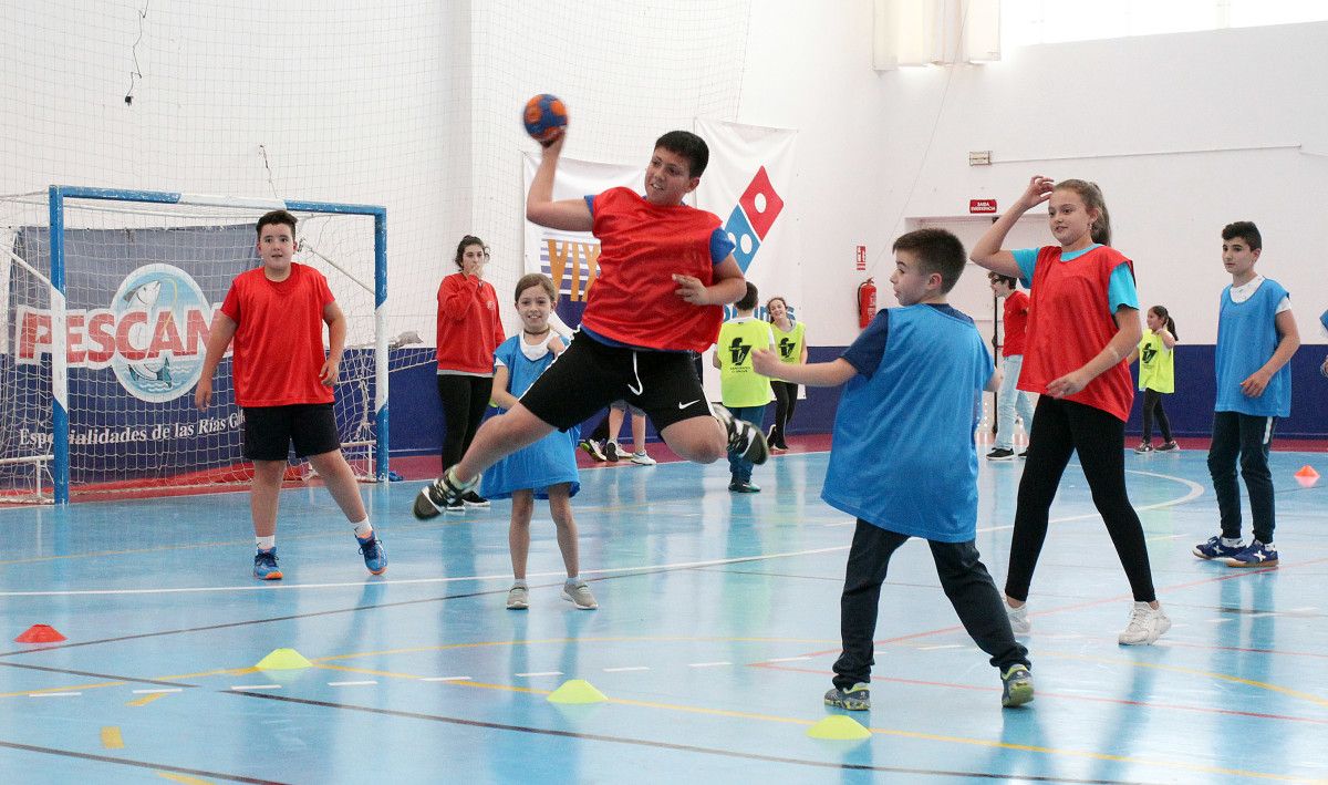 Jornada de puertas abiertas en la escuela deportiva de balonmano de Poio